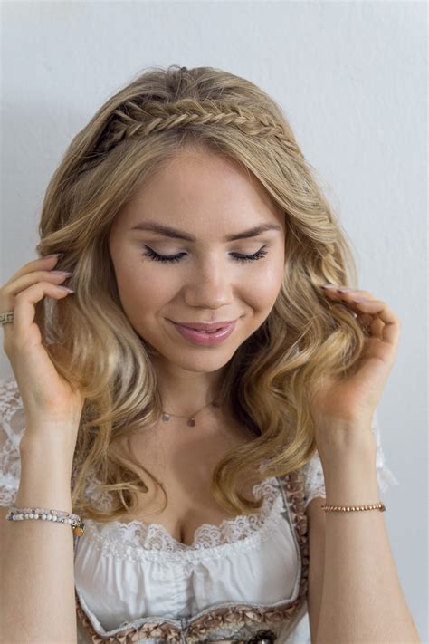 frisuren zum dirndl für mittellanges haar|dirndl frisuren zum nachmachen.